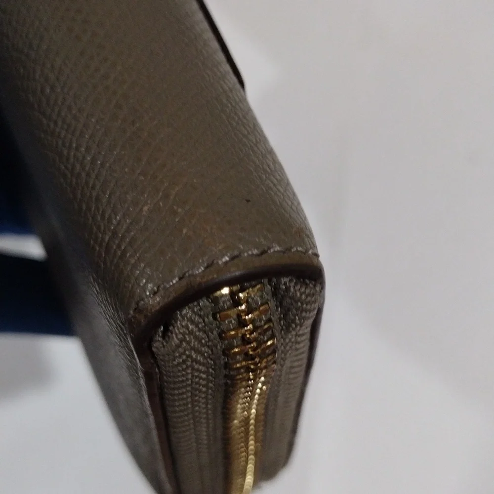 Coach Dual-Tone Brown Leather Zip Wallet – Gold Logo, Stylish Women’s Accessory - Picture 7 of 15